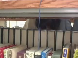 Młody córka macane w biblioteka