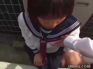 Japońskie nastolatka w za młody płeć żeńska na zewnątrz robienie loda zabawa