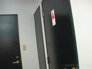 アジアの ティーン ベイブ ビデオ 女性陰部 同時に 小便 で a トイレ