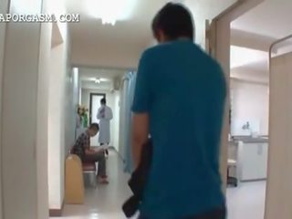 Giapponese tettona infermiera succhiare pene a lavoro