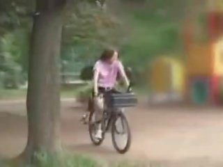 Jepang muda wanita masturbasi sementara menunggangi sebuah specially modified seks film bike!