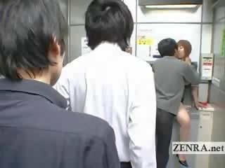 Bizarní japonská zveřejnit kancelář nabídek prsatá ústní xxx film bankomat