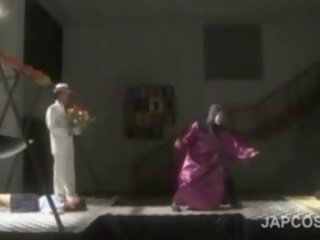 Asyano hindi kapani-paniwala puwit artistang babae plays cookie sa pangangarakter tanawin
