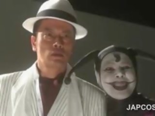 Asiatiskapojke fantastiskt röv skådespelerskan pjäser cookie i cosplays scen