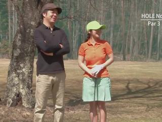 Golf slattern wird neckten und rahmspinat von zwei youngsters